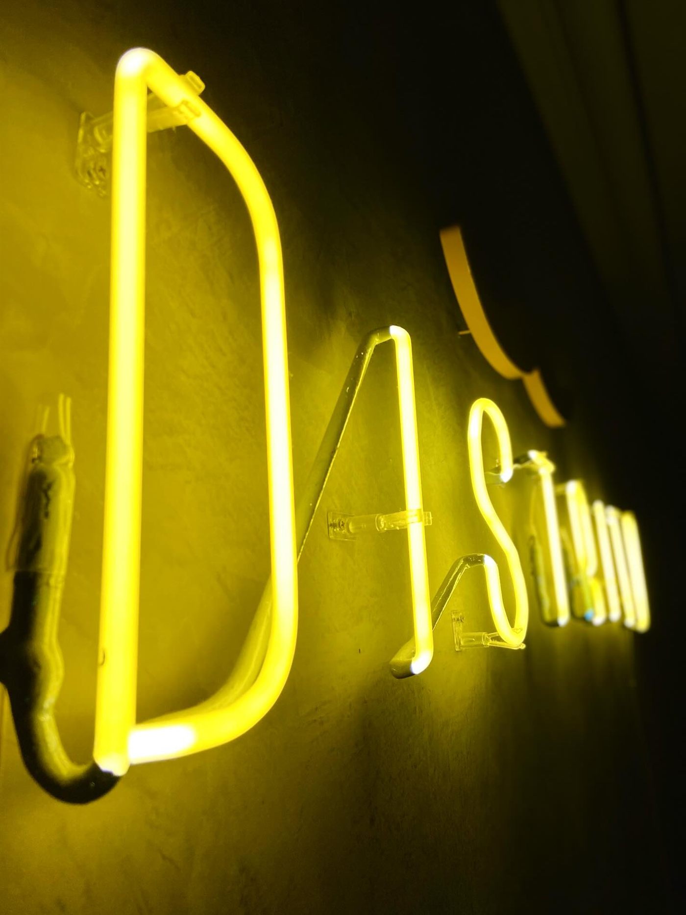 Letreiro neon amarelo Distrito