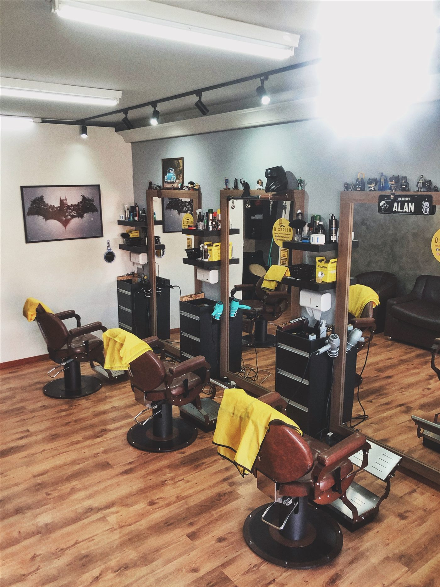 Cadeiras de barbeiro e bancadas da Barbearia Distrito